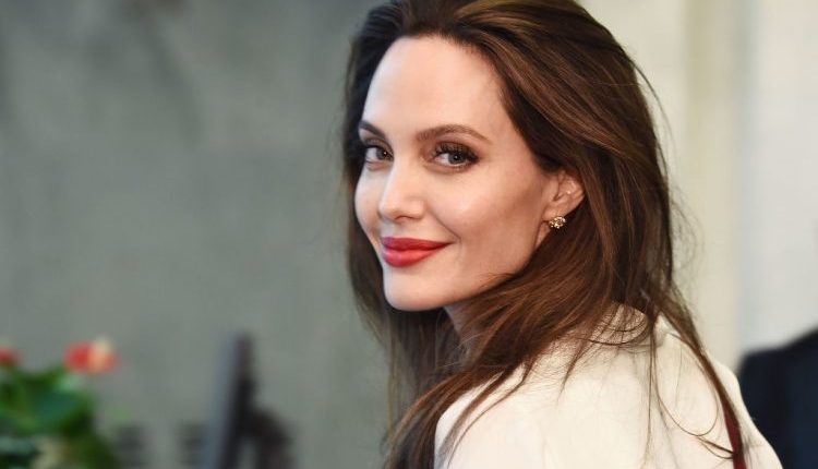Angelina Jolie shkruan në shqip, përmend edhe Kosovën