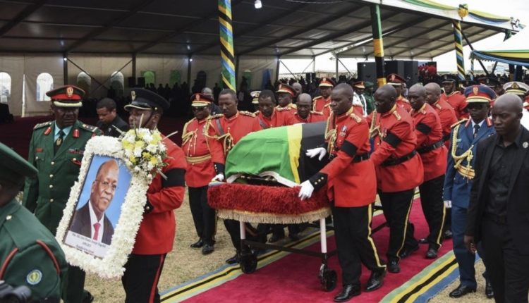 Vdesin 45 persona në ceremoninë e varrimit të Presidentit të Tanzanisë (VIDEO)