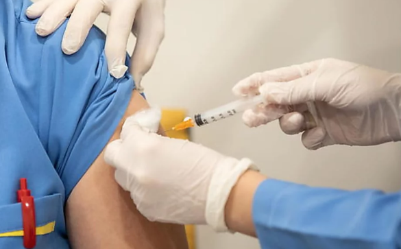 CDC: Të vaksinuarit mund të mos mbajnë maska