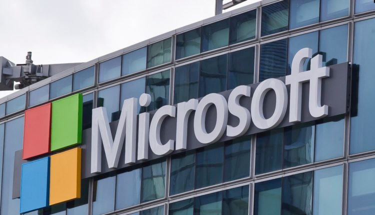 Microsoft shtyn kthimin nëpër zyra pa afat