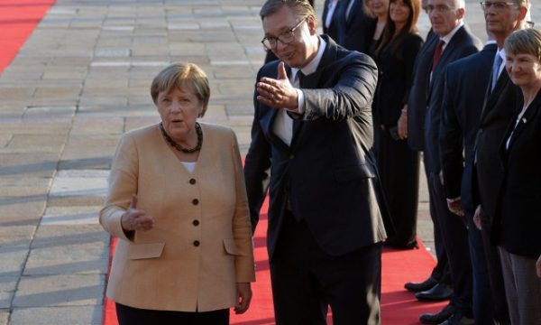 Merkel: Fillimisht Kosova dhe Serbia duhet t’i zgjidhin të gjitha problemet tjera, pastaj të bisedohet për pavarësinë