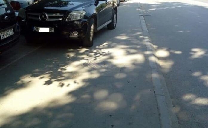 Kandidati i Alternativës Bekim Sali nuk respekton rregullat në komunikacion, parkon veturën në trotoar (Foto)
