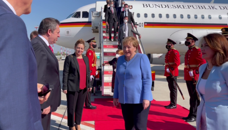 Mesazhi i Merkel me xhaketën e kaltër në Shqipëri