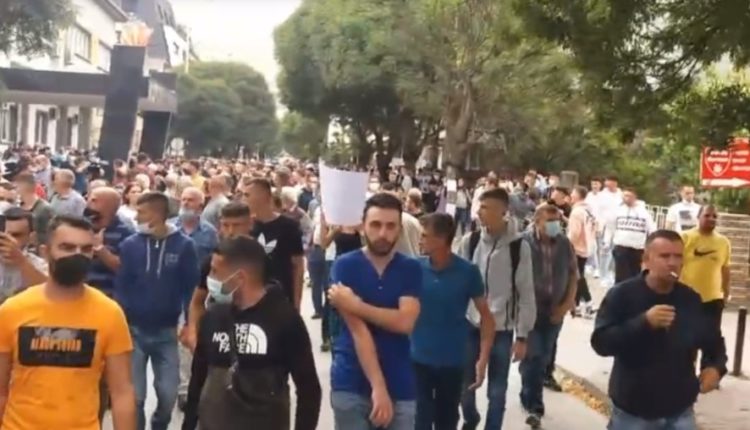 Dy persona të arrestuar, katër policë të lënduar në protestën e sotme në Tetovë