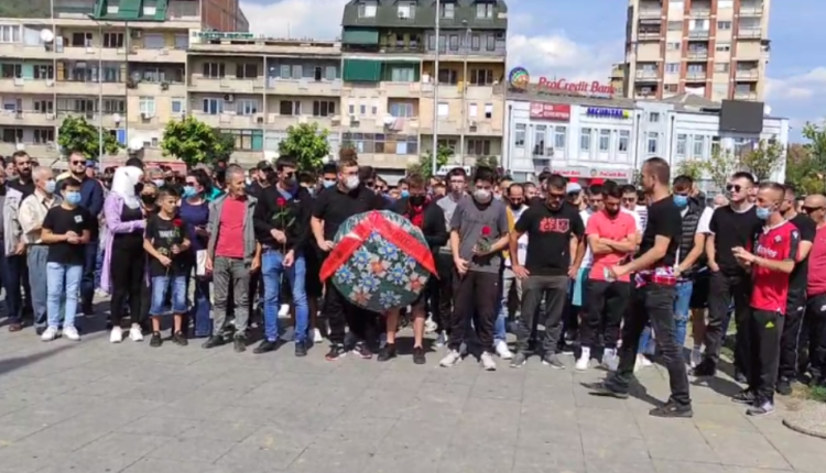 LIVE/Marshohet në Tetovë, kujtohen viktimat e zjarrit tragjik