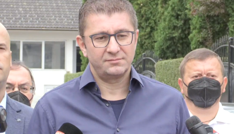 Mickoski viziton familjarët e tragjedisë në Tetovë: Fajtorët duhet të bartin përgjegjësi