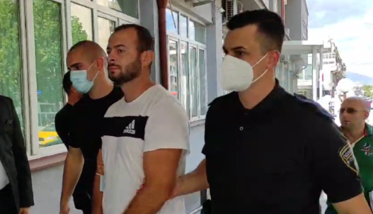 Tetovë, policia i sjell të arrestuarit në gjykatë (VIDEO)