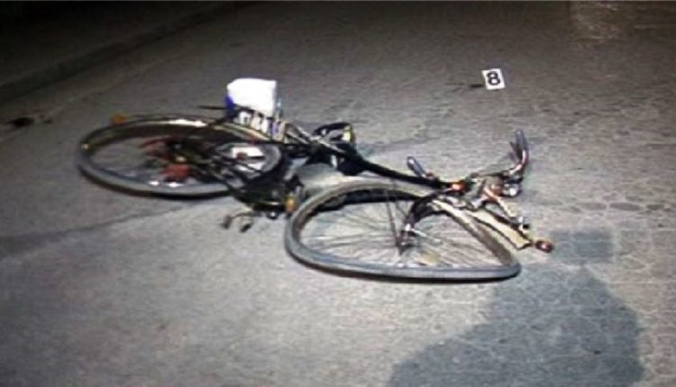 Shoferi përplas burrin me biçikletë dhe zhduket nga vendi i ngjarjes