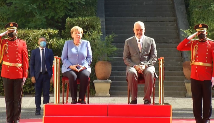 Merkel mbërrin në Shqipëri, pritet me nderime të larta shtetërore