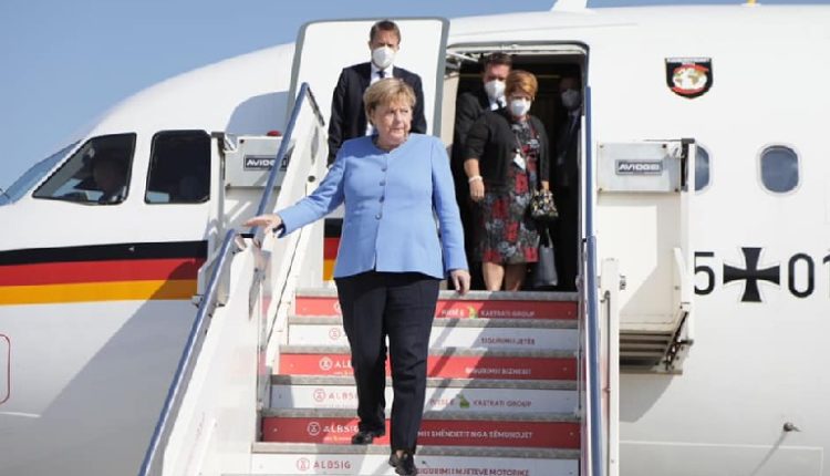 E veshur me blu, mesazhi i Merkel me ngjyrën e xhaketës gjatë vizitës në Tiranë
