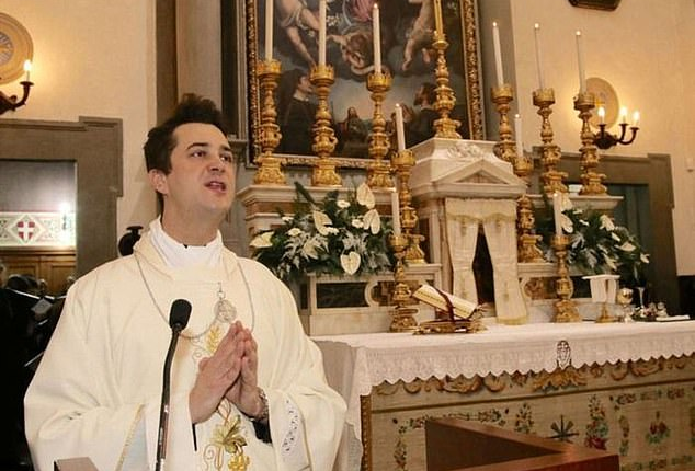 Prifti italian vjedh €100 000 nga fondet e kishës për droga dhe festa homoseksuale (fotot)
