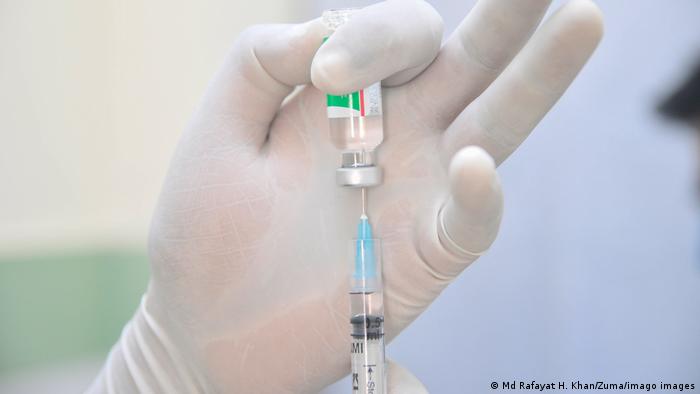 Britania miraton dhënien e dozave të treta të vaksinave Pfizer dhe AstraZeneca