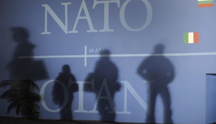 NATO-ja dëbon tetë diplomatë rusë