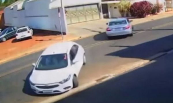 Ky është aksidenti më qesharak me makinë në botë (VIDEO)