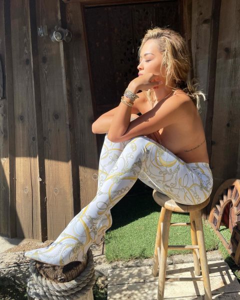 Rita Ora e nis ditën me fotografi ‘topless’ teksa shijon rrezet e diellit