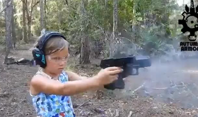 Nga pistoleta tek mitralozi, “ekspertja” 8-vjeçare shpjegon si përdoren armët