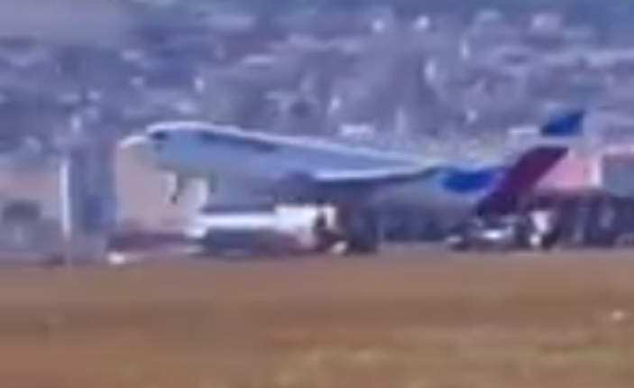 Panik në Aeroportin “Adem Jashari”: Avioni dështon të aterojë në pistë