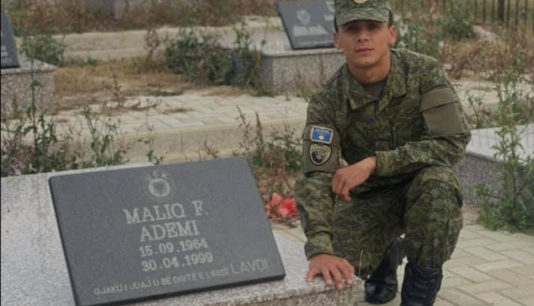 Ushtari i ri i FSK-së shkon tek varri i babait dëshmor, përlot me fjalët që thotë