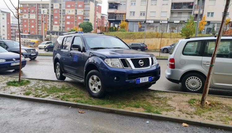 EULEX dënon sjelljen e pjesëtarit të vet që parkoi gabim veturën: Do t’i ndërmarrim masat