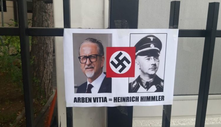 Në protestën kundër vaksinimit të detyruar Vitia krahasohet me nazistin Himmler