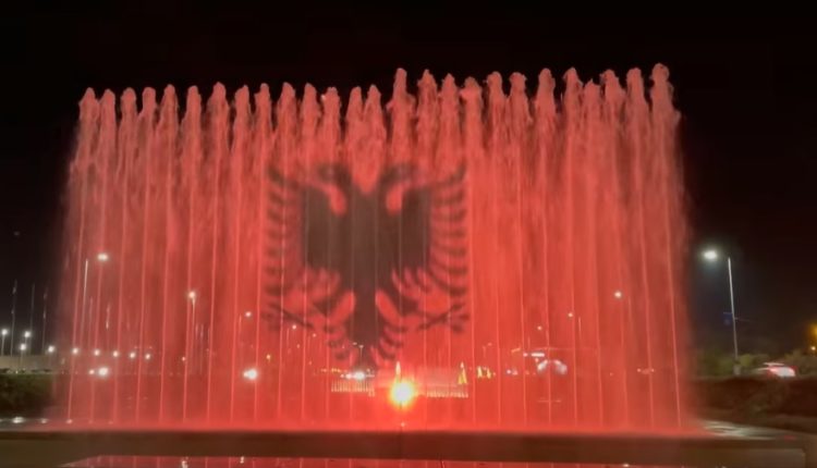 Ujëvara e Zagrebit ndriçohet me flamurin shqiptar (VIDEO)
