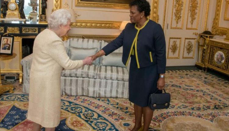 Barbadosi bëhet republikë, ndërpret lidhjet perandorake me Britaninë