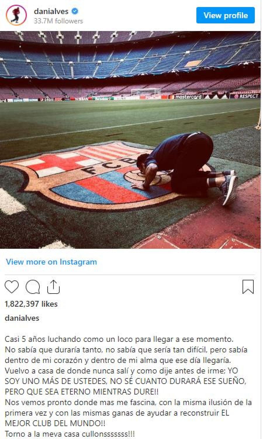 Dani Alves me status euforik puth stemën e klubit të Barçës në stadiumin ‘Camp Nou’