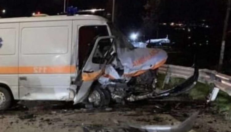 Aksidentohet auto-ambulanca në Shqipëri, vdes pacientja