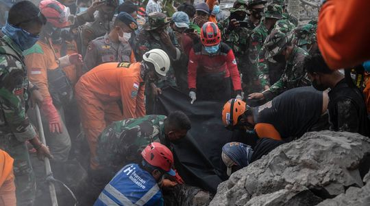 Shkon në 22 numri i viktimave nga shpërthimi i vullkanit në Indonezi (VIDEO)