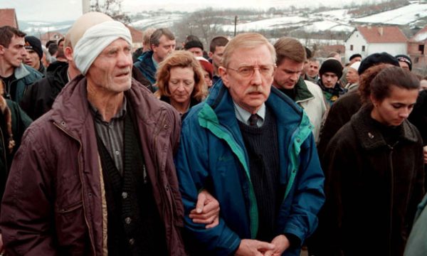 Walker që eci vetë mes kufomash të masakruara nga forcat serbe i kundërpërgjigjet Vulinit