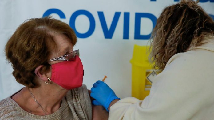 ECDC: Mbi 70% e evropianëve plotësisht të vaksinuar