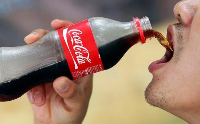 Ia pa sherrin Coca Colës: Vdes 22-vjeçari pasi piu një shishe për 10 minuta