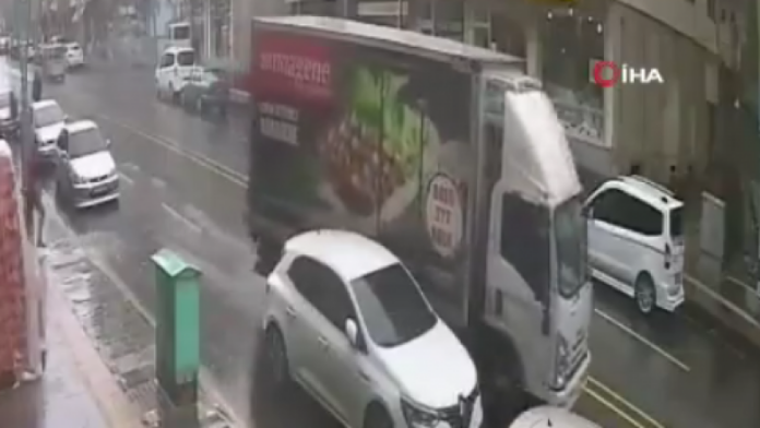 Shoferi kishte harruar të vendoste frenin e dorës, kamioni goditi 15 vetura në Turqi (VIDEO)