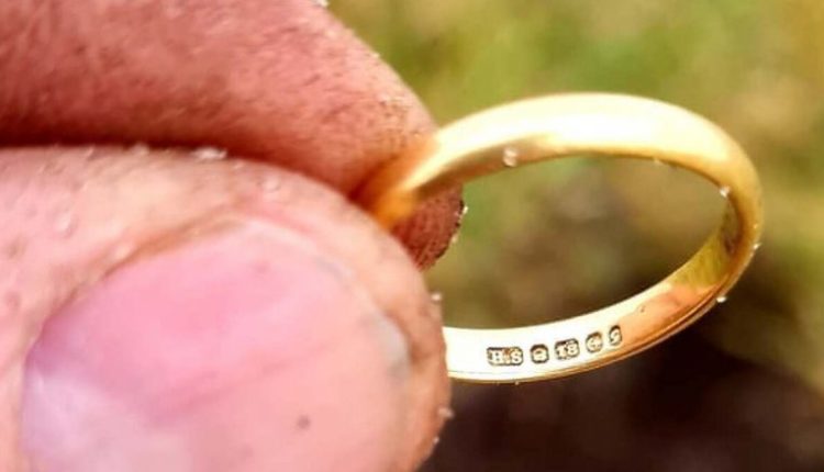 Gjen unazën e martesës që britanikja 50 vite më parë e kishte humbur derisa po mbillte patate