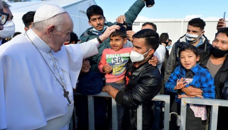 Papa Françesku kritikon Evropën për krizën e emigrantëve