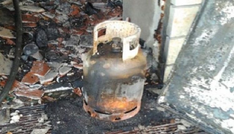 EMRI/ Bombula e gazit i vë flakën banesës me 6 antarë në Kolonjë, humb jetën një prej anëtarëve