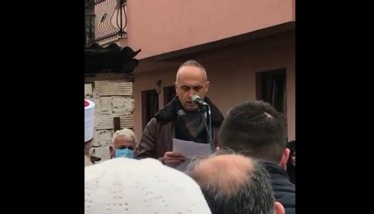 Dehari me letër prekëse gjatë varrimit të Gazmend Ukallit.. (VIDEO)