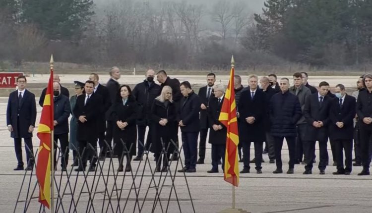 Presidentja e Kosovës del në pritje të 45 viktimave në aeroportin e Shkupit