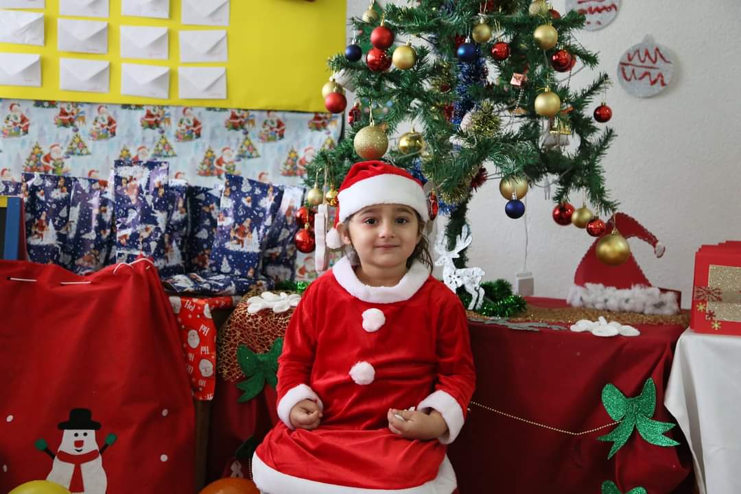 Bilall Kasami gëzon fëmijët e shkollave dhe çerdheve në festat e fundvitit(Foto)