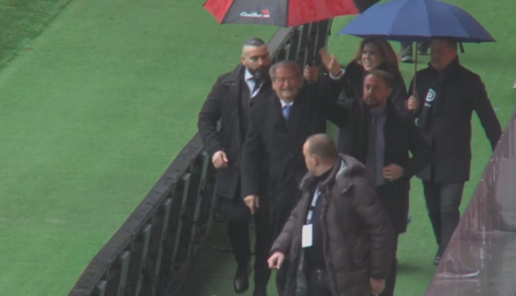 Sali Berisha arrin në stadium, pritet me ovacione
