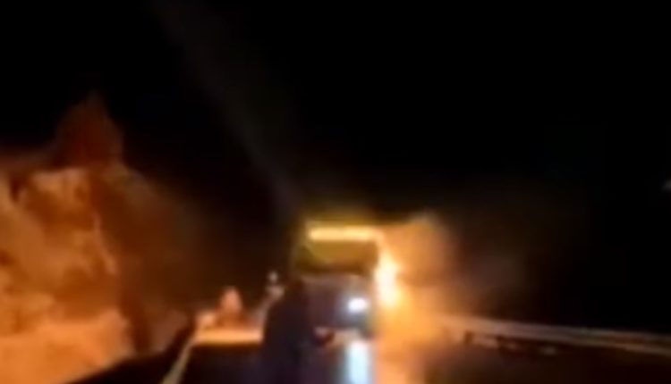 Përfshihet në flakë kamioni i “Makedonija Pat” afër kufirit me Kosovën (VIDEO)