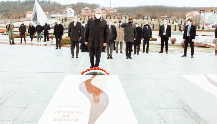 Ministri i Mbrojtjes së Turqisë bën homazhe pranë varrit të Adem Jasharit
