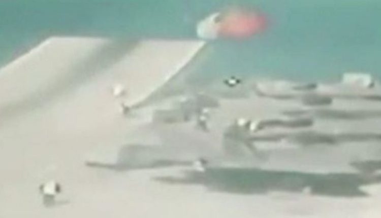 Momenti kur avioni luftarak britanik rrëzohet në det, pilotët shpëtojnë (VIDEO)