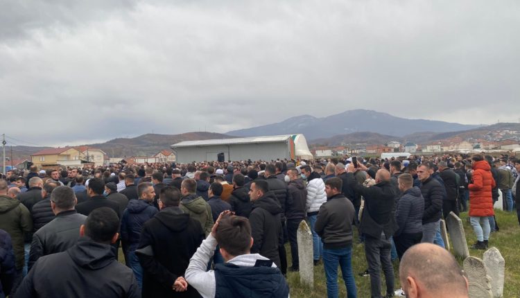 Pjesëmarrje masive në varrimin e viktimave të tragjedisë në Studeniçan, Sllupçan
