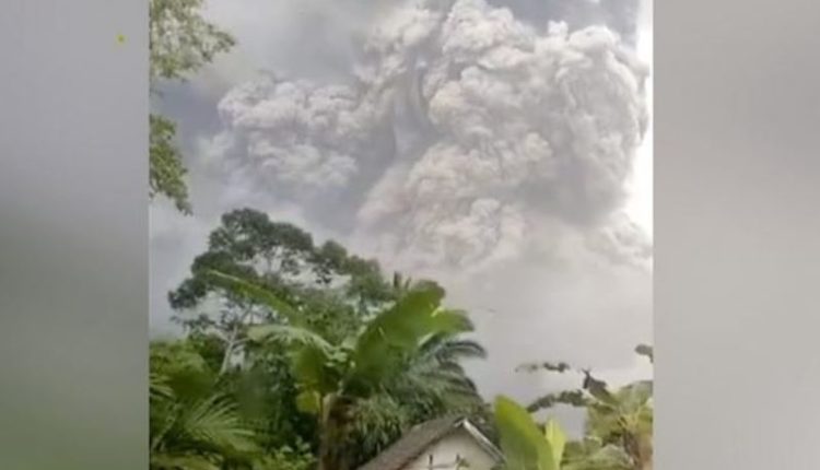 Vazhdojnë evakuimet pas shpërthimit të vullkanit në Indonezi (VIDEO)