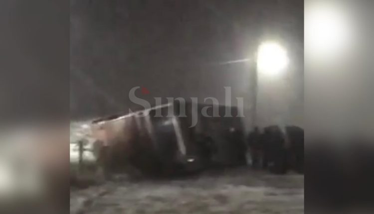 Vetaksident në Ferizaj, rrëshqet autobusi (VIDEO)