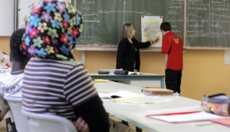 Hoxhallarët dalin kundër MASHT-it: Mbulesa dhe mësimi fetar nuk i cënon shkollat