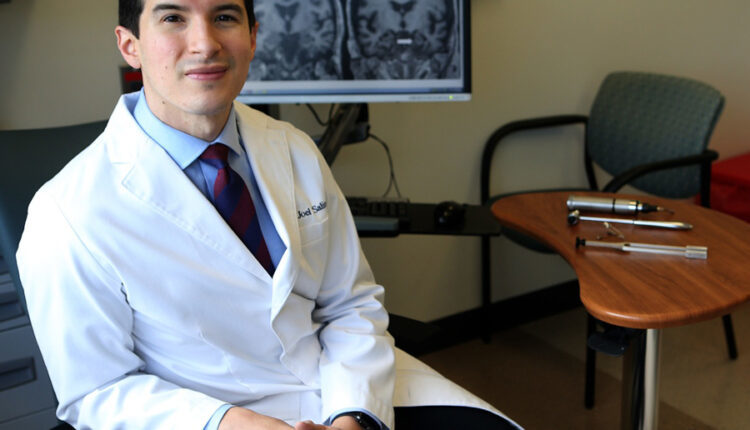 Joel Salinas, mjeku që mund të ndiejë dhimbjen e njerëzve të tjerë (FOTO)