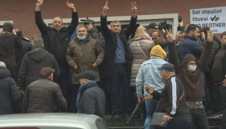 Hapet dera e selisë së Partisë Demokratike, mbështetësit e Berishës hyjnë me forcë