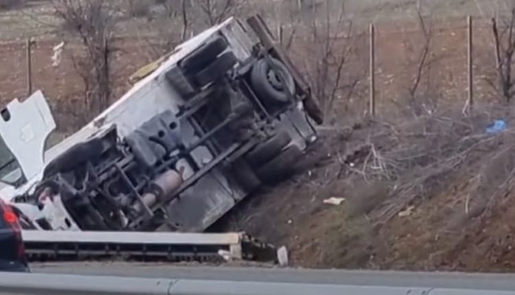 Rrokulliset kamioni në autostradën Tetovë-Shkup
